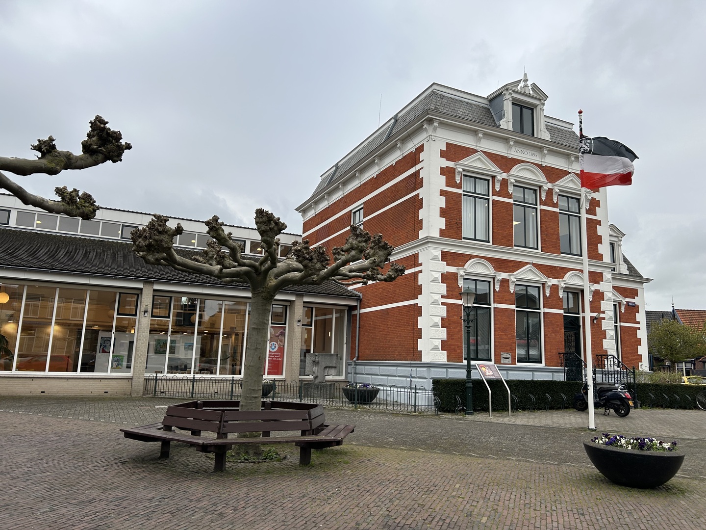 Foto: uitgeest-gemeentehuis-2.jpg