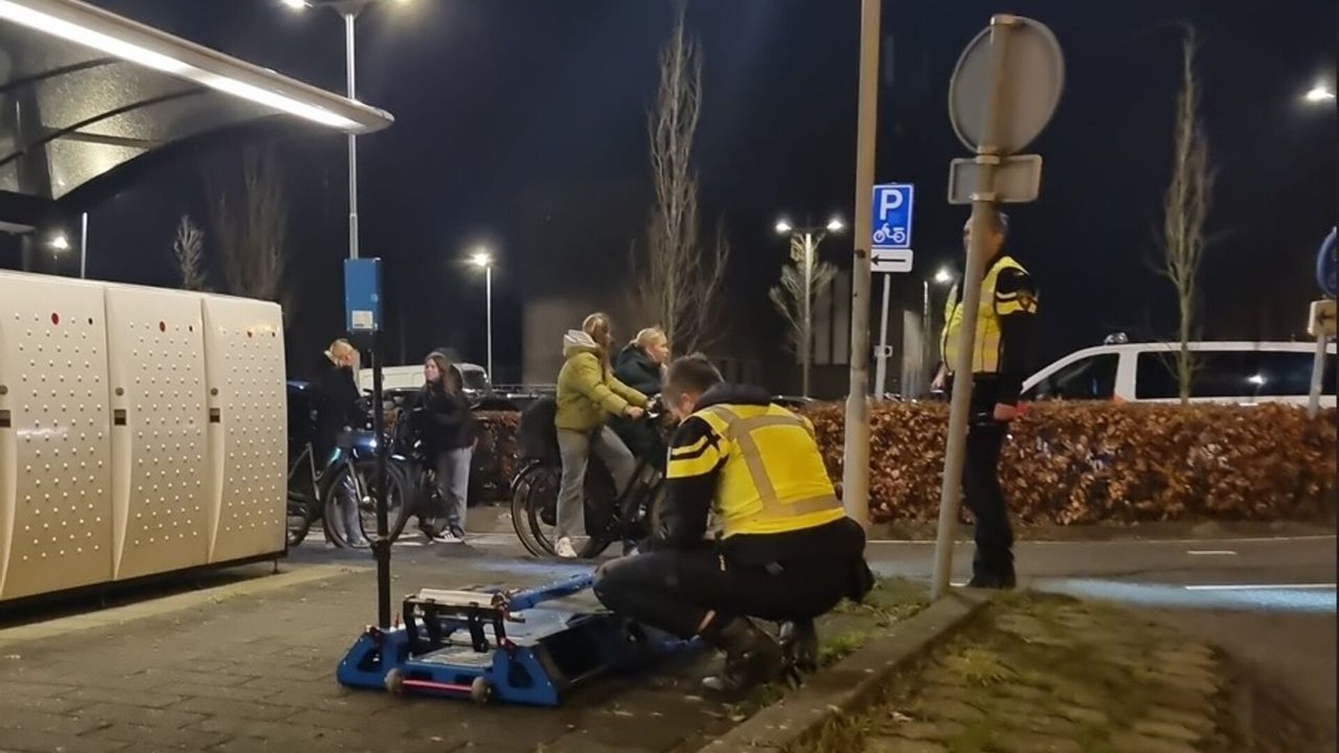 Foto: uitgeest-station-fatbikes-en-fietsverlichting-politiecontrole-1.jpg